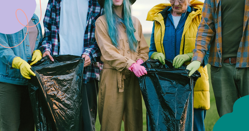 Ryhmä ihmisiä seisoo ulkona ja pitelee roskapusseja. Heillä on yllään eriväriset vaatteet ja värikkäät kumihanskat. Ryhmä näyttää olevan mukana siivoustalkoissa tai ympäristön siivouksessa. Ryhmäläisten kasvoja ei näy kuvassa.