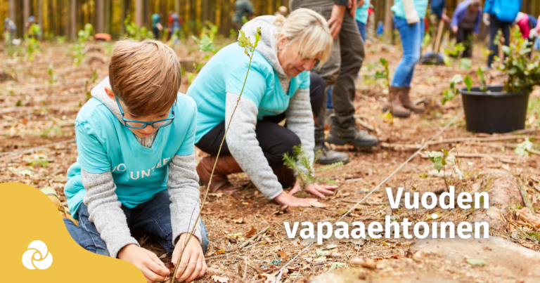 Vapaaehtoisia istuttamassa puita ja tekstissä lukee Vuoden vapaaehtoinen.